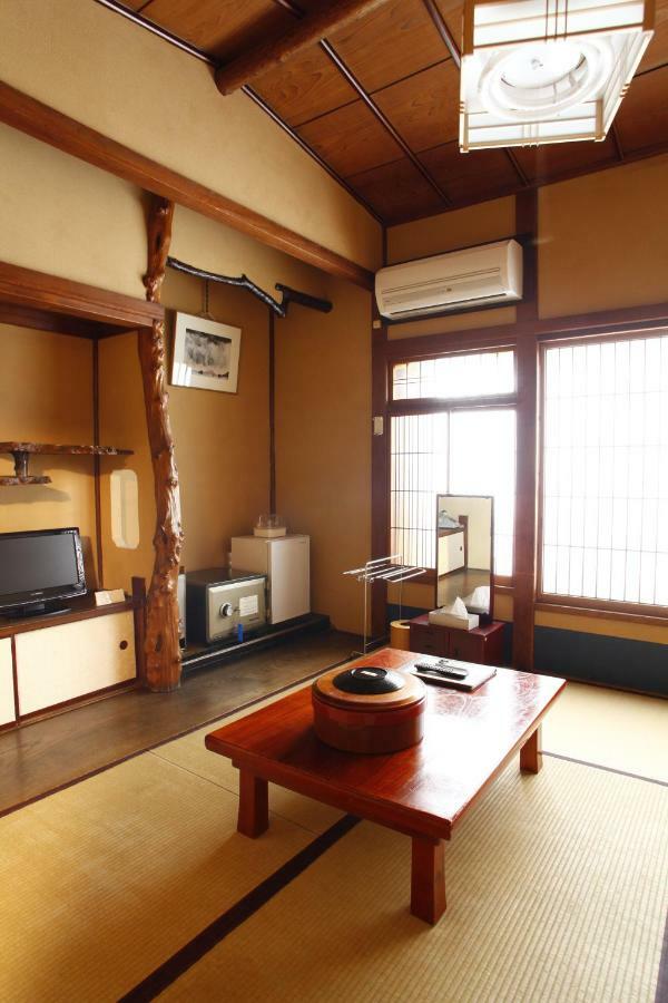 Ryokan (tradycyjny japoński pensjonat lub zajazd) Homeikan Honkan / Daimachi Annex